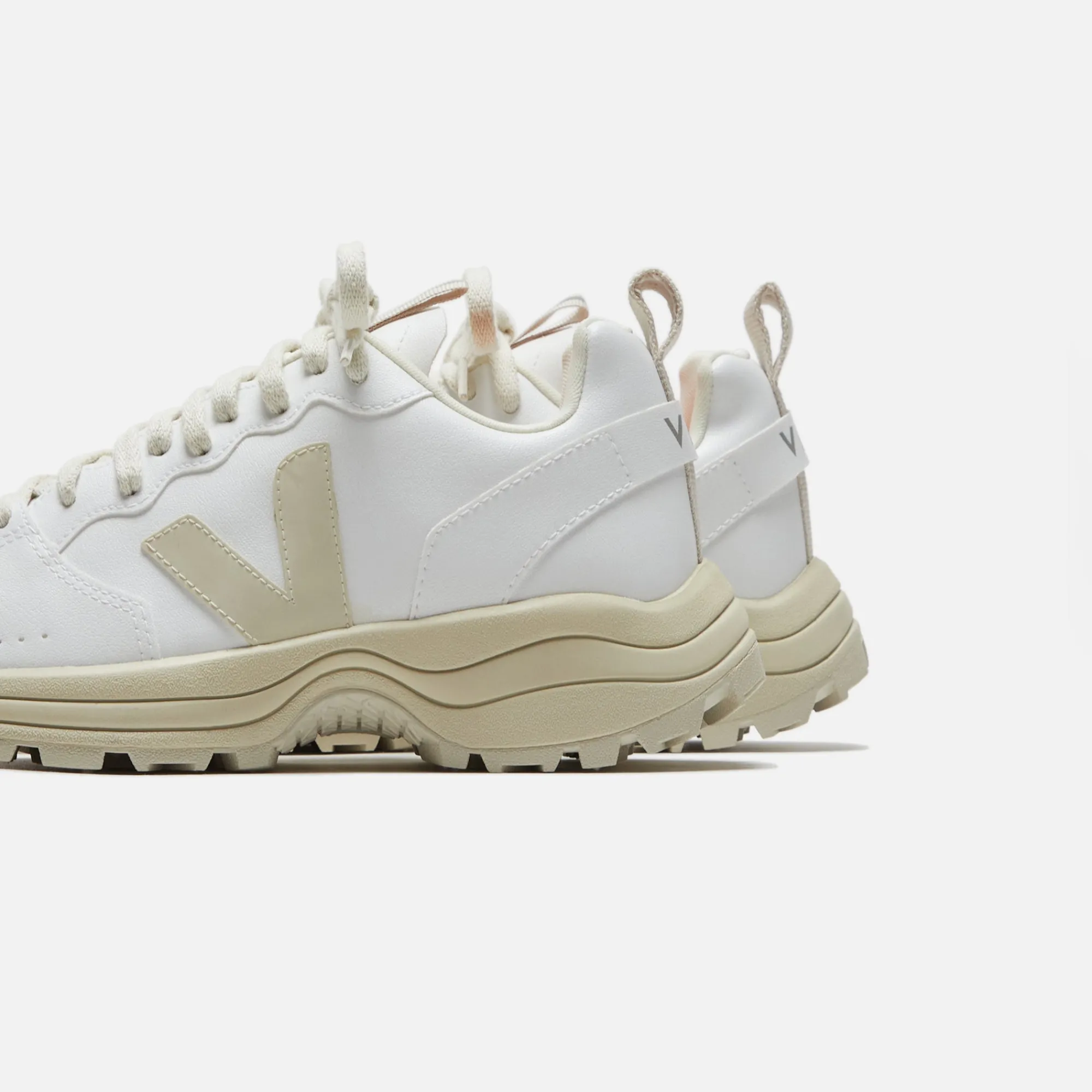 Shop Veja Venturi Alveomesh Cwl White / Pierre / Natural