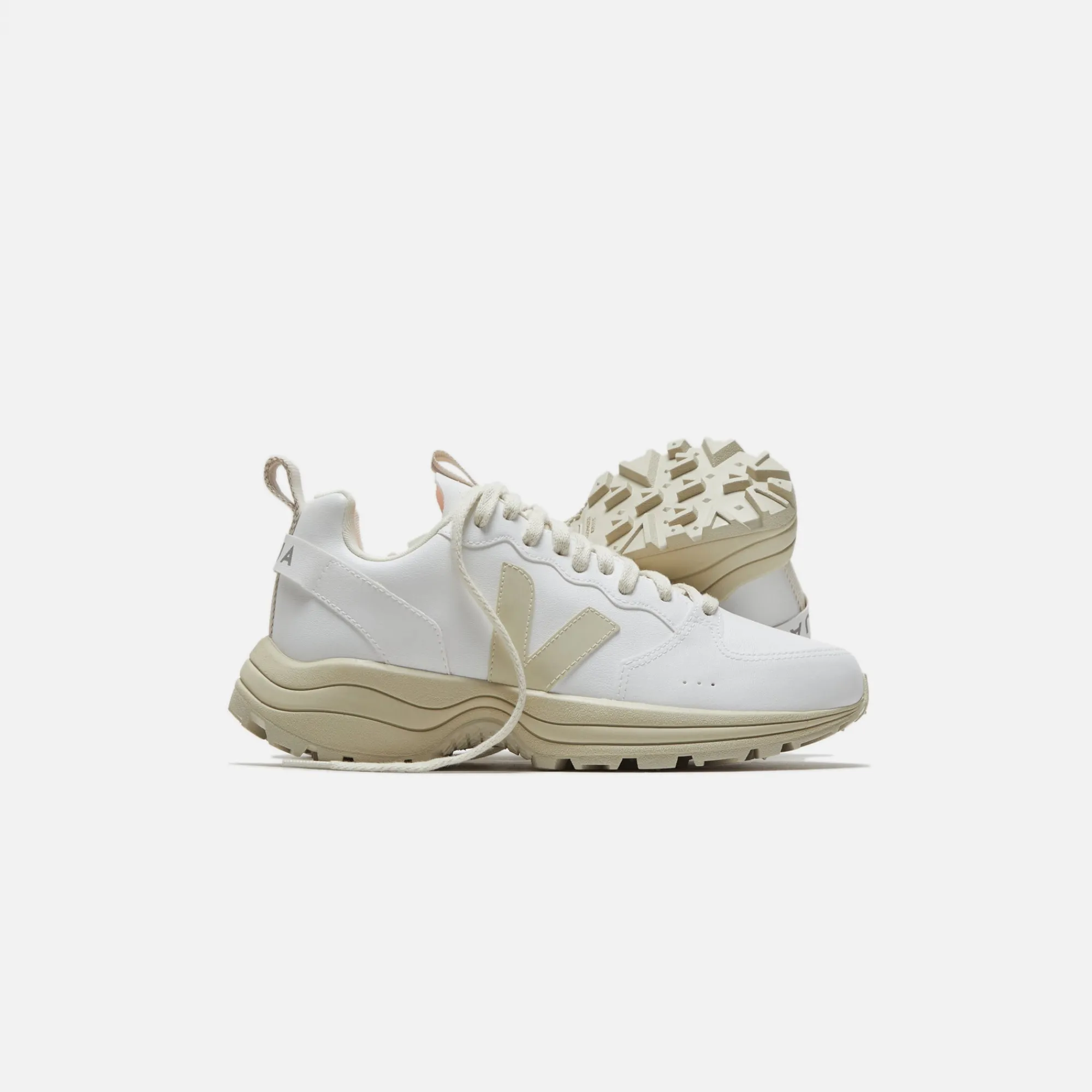 Shop Veja Venturi Alveomesh Cwl White / Pierre / Natural