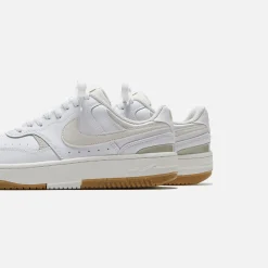 Discount Nike Wmns Gamma Force White / Phantom / Light Bone / Sanddrift